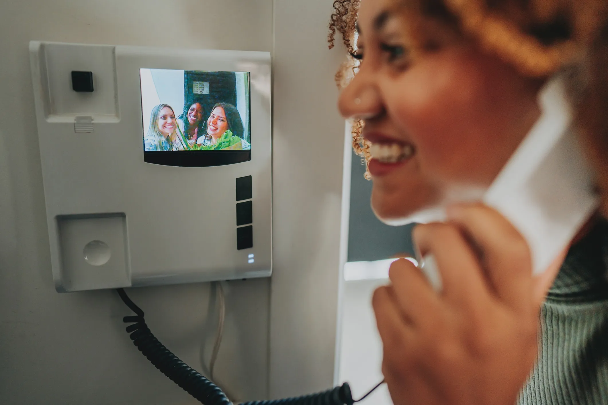 Visiophone filaire : le guide pour bien choisir en 2026